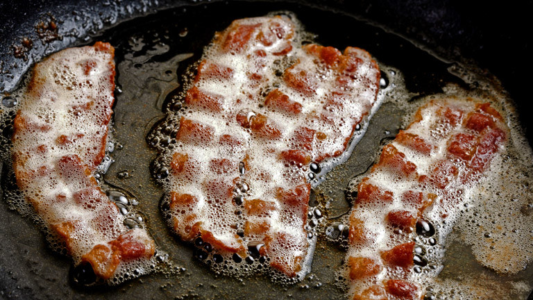 Bacon-Streifen in der Pfanne.