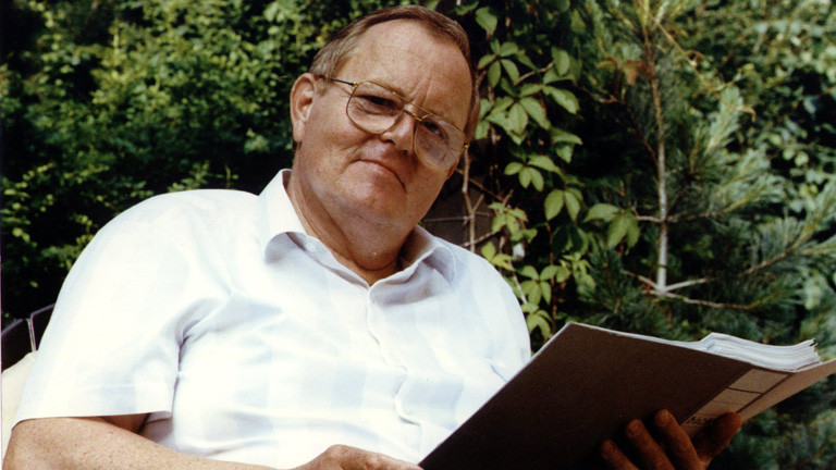 Der ehemalige Doppelagent für den Kölner Verfassungsschutz und das Ministerium für Staatssicherheit der DDR, Hansjoachim Tiedge, am 25.6.1990 im Garten seines Hauses in Ostberlin.