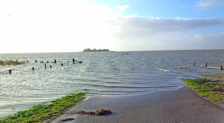 Überschwemmter Weg zur Hallig Hooge.