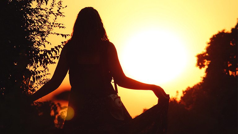 Eine Frau in der Abendsonne