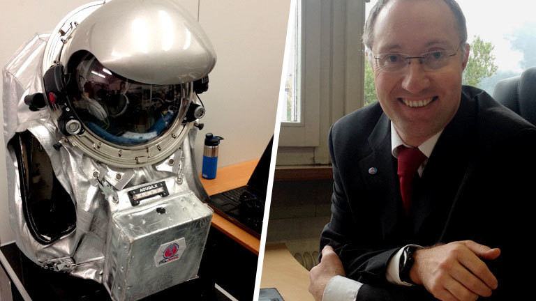 Gernot Grömer und der Anzug, mit dem die Astronauten zum Mars fliegen sollen.