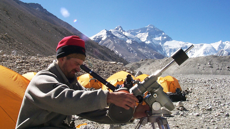 Mann mit Teleskop an Mount Everest