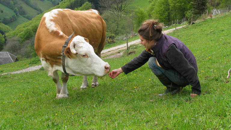 Stephanie Doetzer (rechts) mit der Kuh Lisa (links).