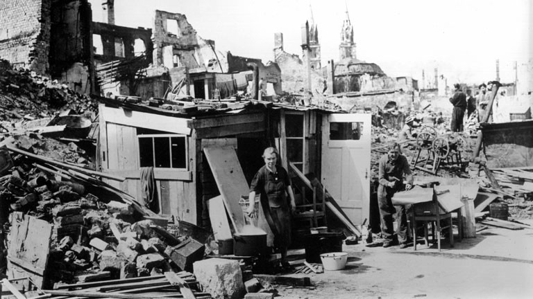 Nürnberger Bürger, die ihre während des Krieges zerstörten Häuser verlassen mußten, haben sich inmitten der zerstörten Stadt aus Trümmern eine behelfsmäßige Unterkunft errichtet.