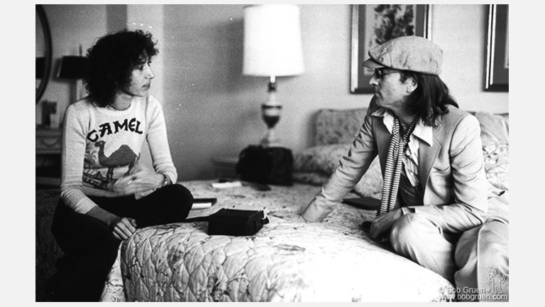 John Lennon und Frances Schoenberger sitzen auf einem Bett