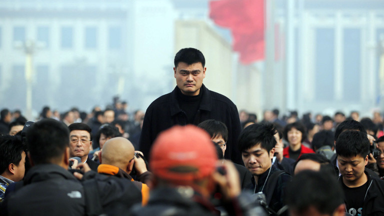 Yao Ming zwischen einer Horde Journalisten. Die meisten um ihn stehenden Menschen reichen nicht mal bis zu seiner Brust.