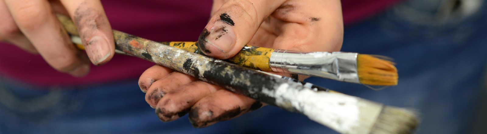 Hand mit Pinseln