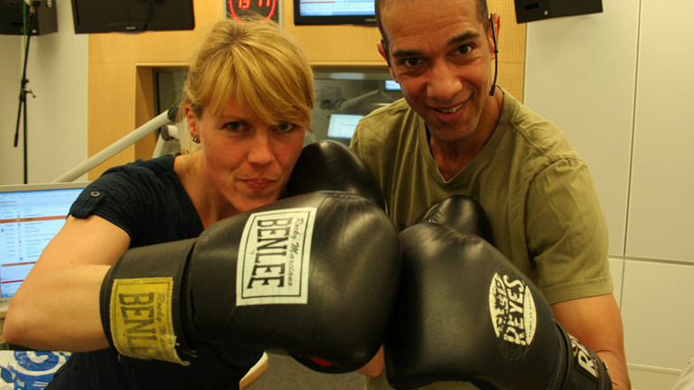 In der Sendung "Endlich Samstag" am 26.04.2014 wagen die Moderatoren Nora Hespers und Thilo Jahn eine Partie Schachboxen gegen Jan Mielke im Studio.