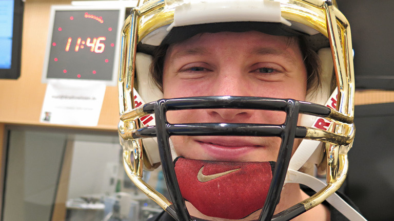 Robert Demers trägt einen goldenen Helm mit Mundschutz.