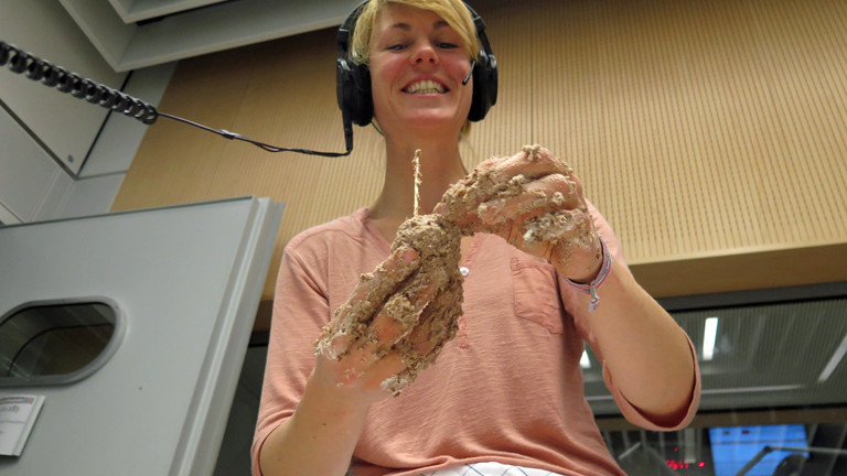 DRadio-Wissen-Reporterin Nora Hespers backt am 20.12.2014 in Studio Cake-Pops – Kuchen am Stiel und ohne Backofen.