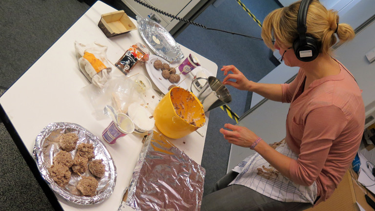 DRadio-Wissen-Reporterin Nora Hespers backt am 20.12.2014 in Studio Cake-Pops – Kuchen am Stiel und ohne Backofen.