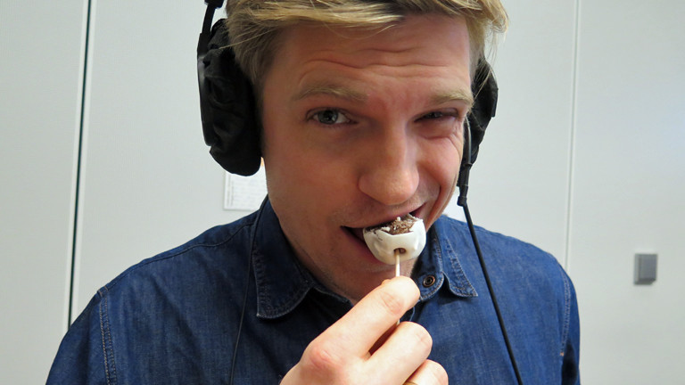 DRadio-Wissen-Reporterin Nora Hespers backt am 20.12.2014 in Studio Cake-Pops – Kuchen am Stiel und ohne Backofen.