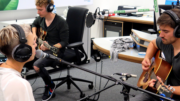 Cosby spielt im DRadio Wissen Studio einen Song ein