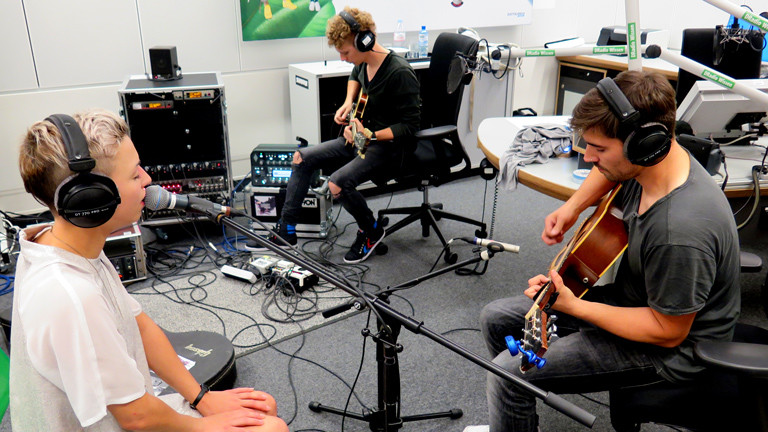 Die Band Cosby spielt im DRadio-Wissen-Studio einen Song ein.