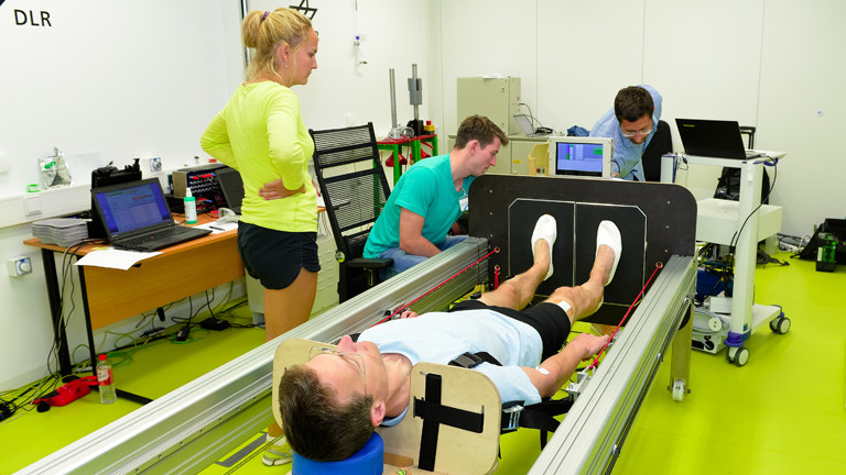 Christian Schwarz bei einem Experiment des Deutschen Zentrums für Luft- und Raumfahrt: Sprungtraining im Liegen.