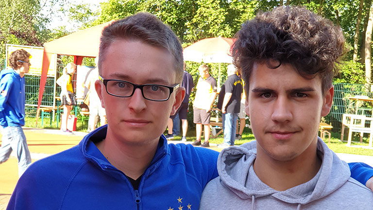 Tim Tanner und Ron Yücel stehen nebeneinander; sie sind beide deutsche Meister im Murmeln.