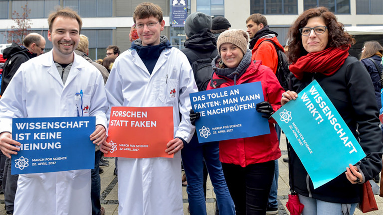 Wissenschaftler bei einer Demo