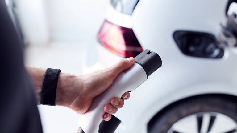 Hybridantrieb - Aufladen eines Pkw an einer Ladestation.