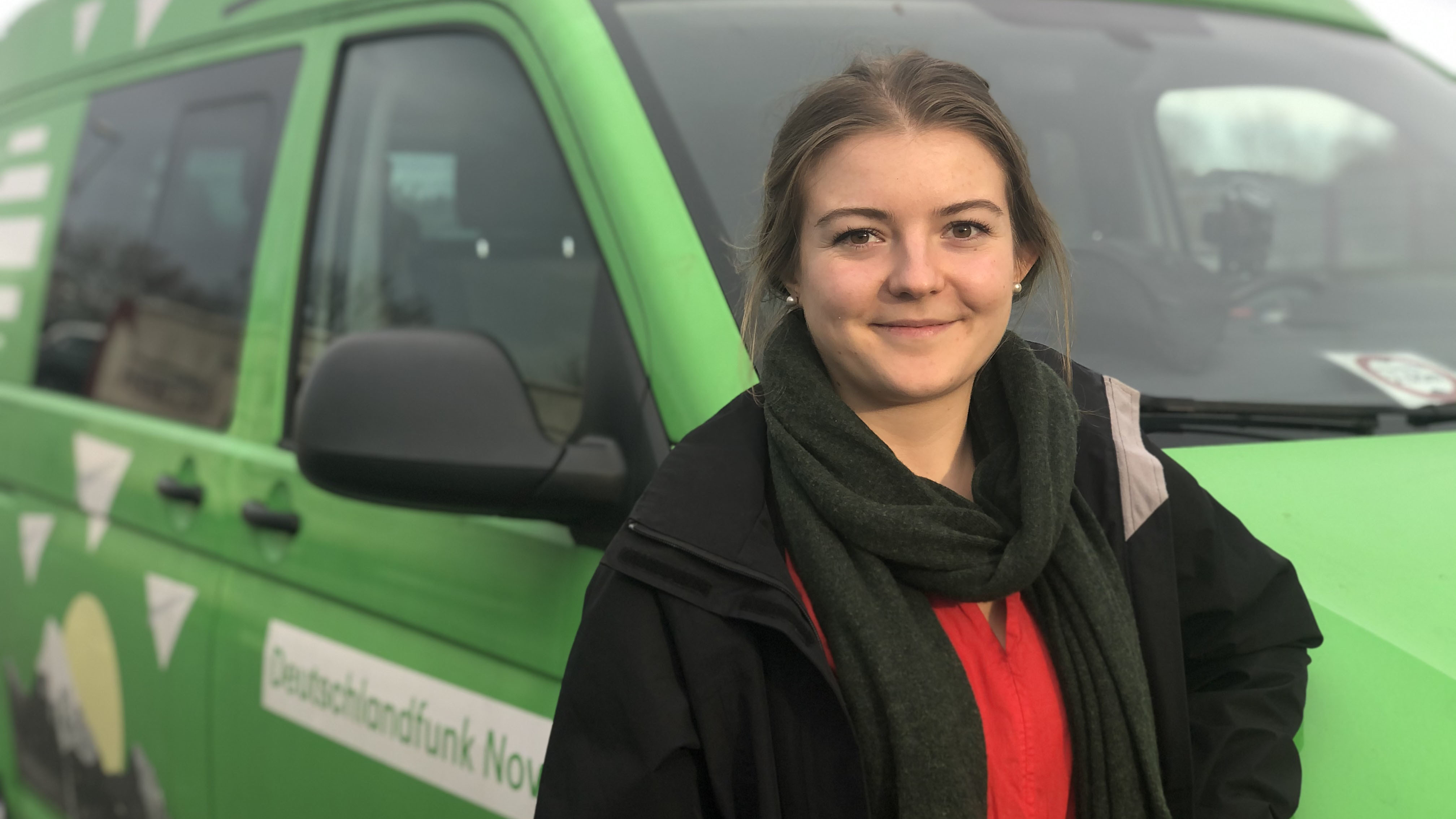 Fanny Bartsch vor dem Deutschlandfunk-Nova-Mobil