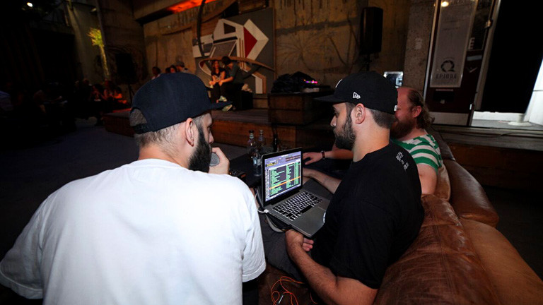 DJs auf einem Sofa in einem Club