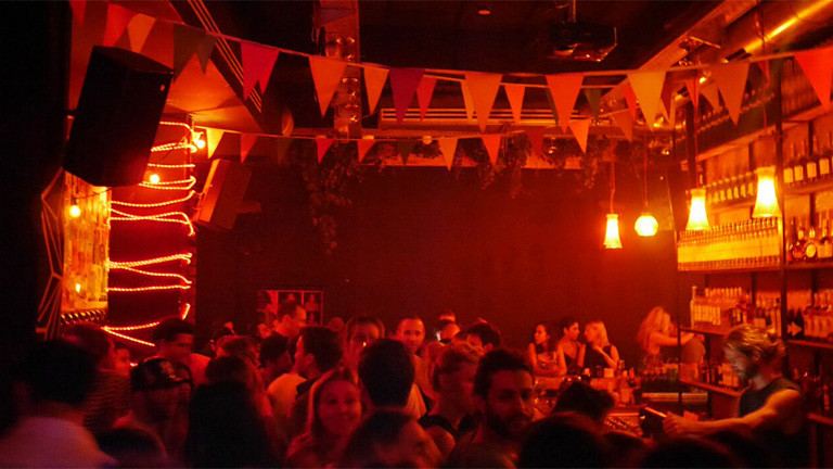 Voller Club bei Nacht