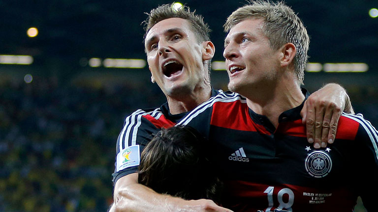 Miroslav Klose und Toni Kroos freuen sich.