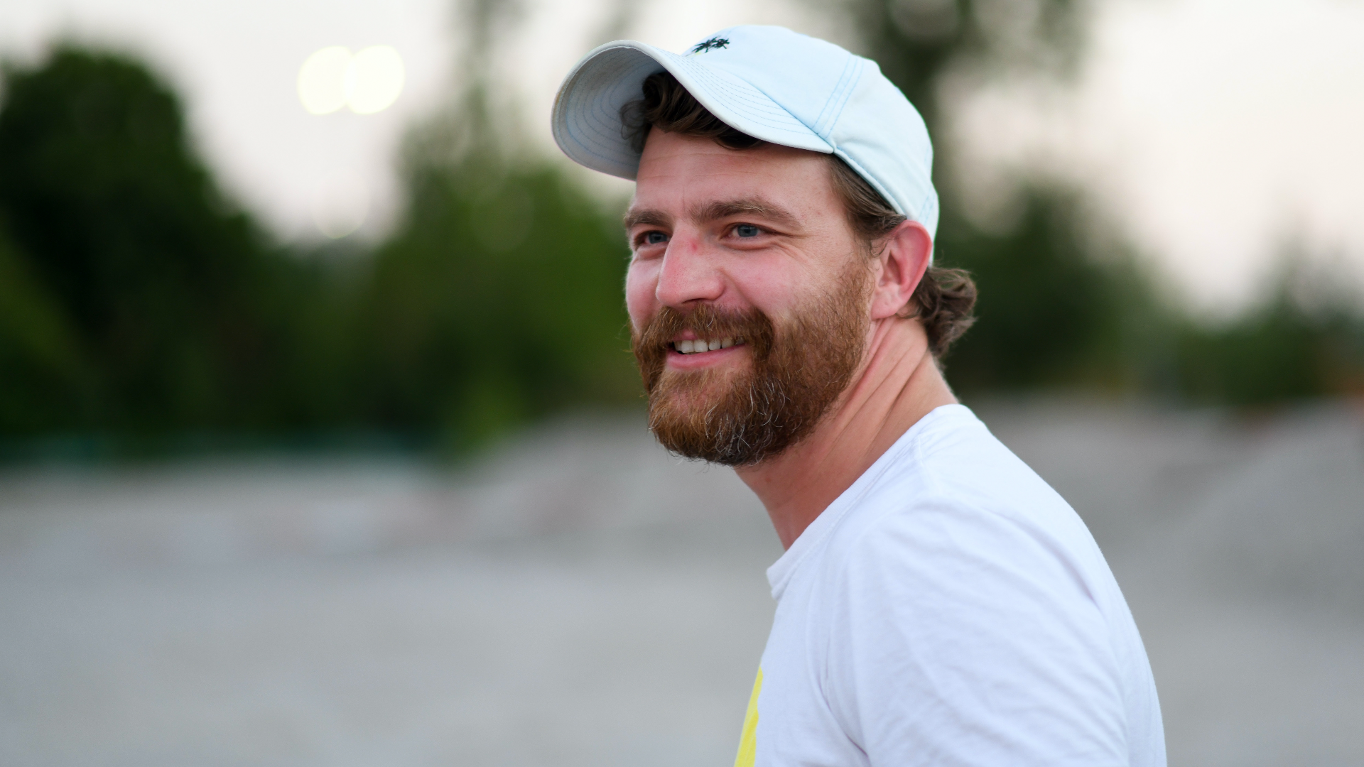 31.07.2020, Bayern, München: Friedrich Mücke, Schauspieler, aufgenommen im Rahmen des Fimfests München bei der Premiere des Films «Exit» im PopUp Autokino München.