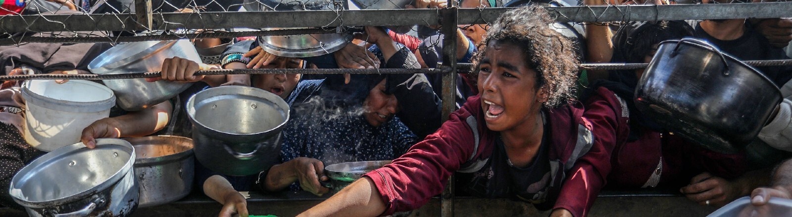 Menschen betteln in Gaza um Essen.