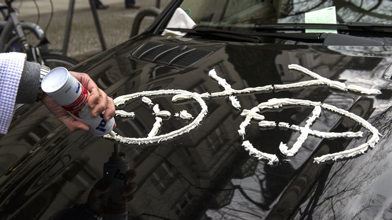 Sprühsahne auf falschparkendem Auto