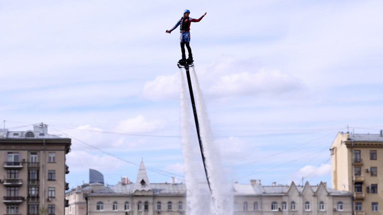Franky Zapata auf einem Vorgänger vom Flyboard Air, das mit einem Wasserstrahl angetrieben wird.