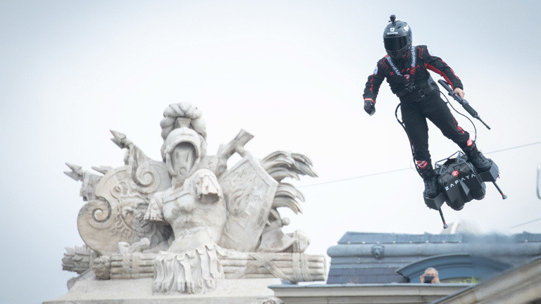 Bei der Militärparade am 14. Juli präsentiert Franky Zapata das Flyboard Air.