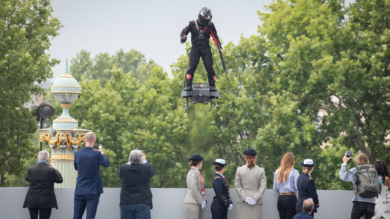 Bei der Militärparade am 14. Juli präsentiert Franky Zapata das Flyboard Air. Zuschauer filmen und fotografieren seinen Auftritt.