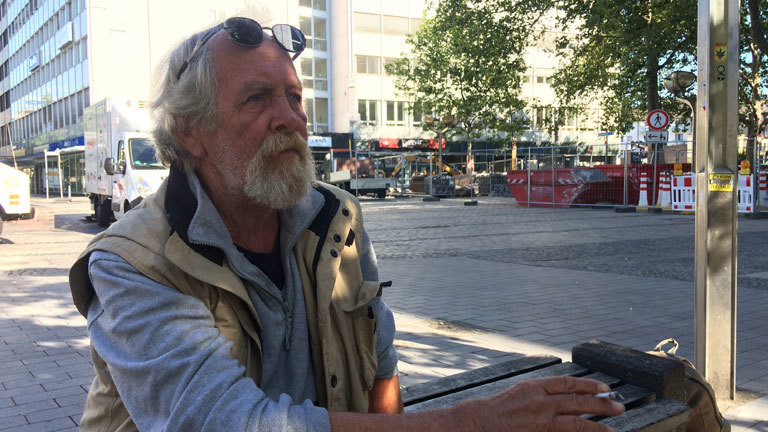 Peter lebt auf der Straße und raucht eine Zigarette