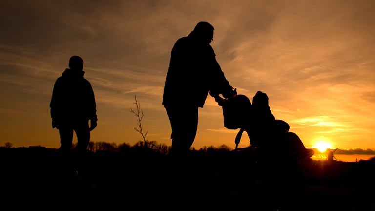 Silhouette einer Kleinfamilie vor Sonnenuntergang. Bild: dpa