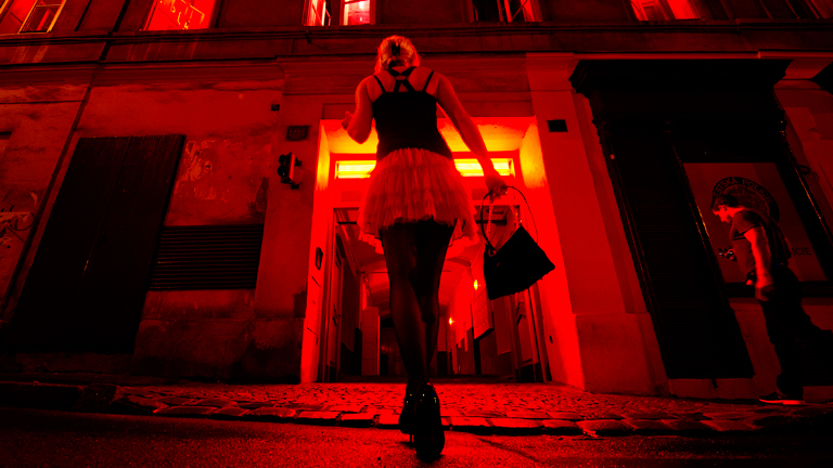 Eine Prostituierte betritt ein Bordell.