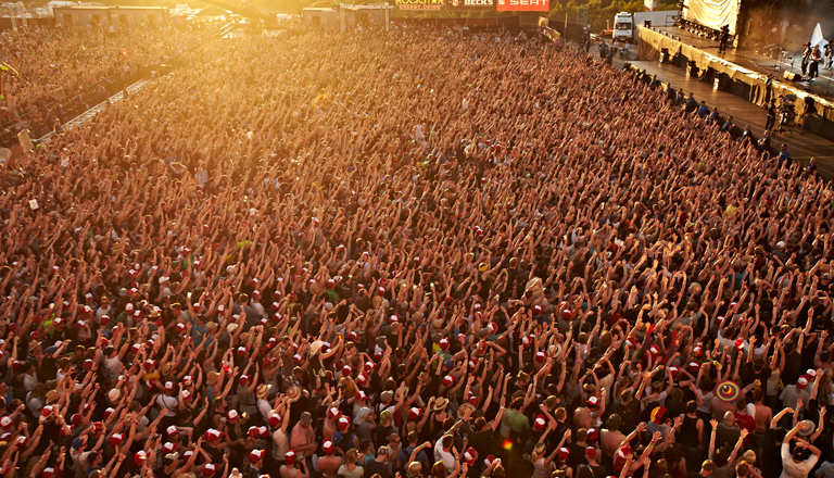 Publikum steht vor der Bühne bei Rock am Ring