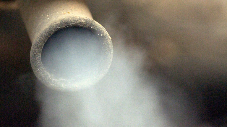 Abgase strömen aus einem Auspuff