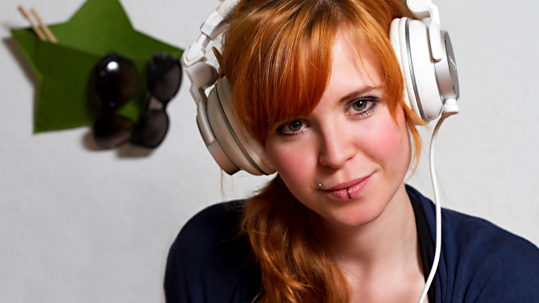 Eine Frau hört Musik über ihre Kopfhörer.
