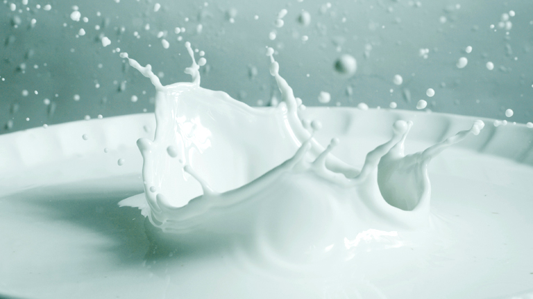 Aufspritzende Milch in einem Schälchen