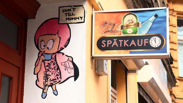 Das Schild eines Spätkaufs.