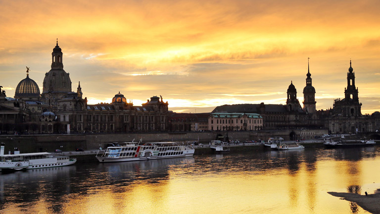 Stadtpanorama von Dresden im Abendlicht.