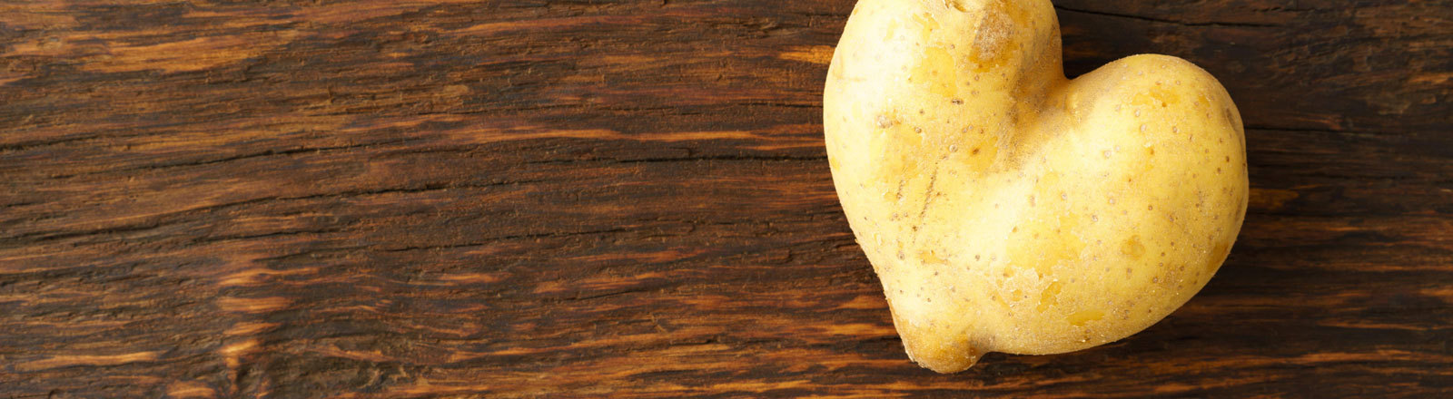 Eine herzförmige Kartoffel.