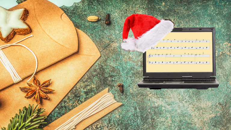 Ein Notebook mit einer Weihnachtsmütze vor Weihnachtsdekoration