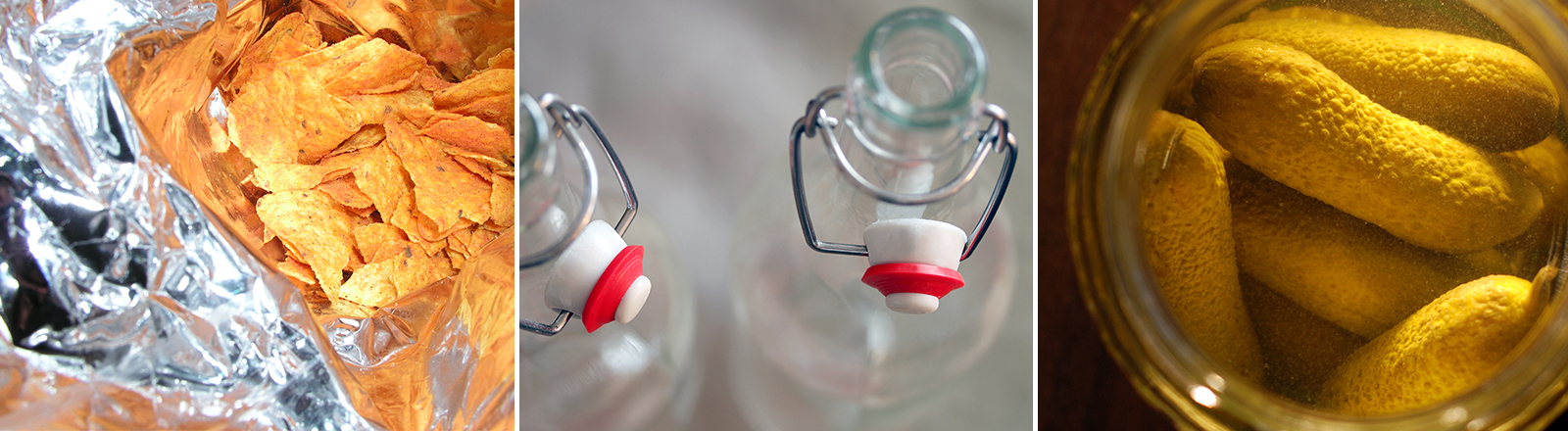 Chipstüte, Flaschen mit Ploppverschluss und ein Glas saure Gurken.