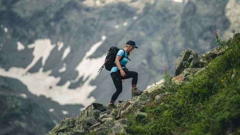 Kaddi Kestler beim Wandern in den Bergen