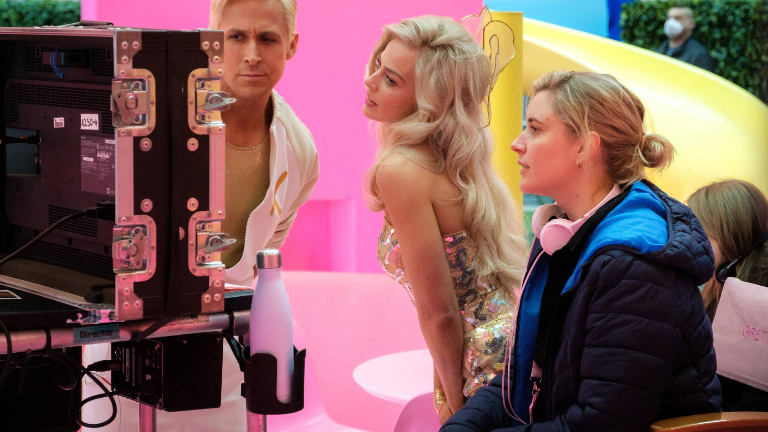 Regisseurin Greta Gerwig zusammen mit ihren Hauptdarstellern Margot Robbie und Ryan Gosling bei den Dreharbeiten zum Barbie-Film.