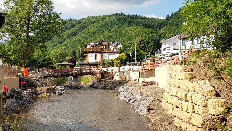 Die Brücke in Schleiden-Oberhausen wird ein Jahr nach der Flut wieder aufgebaut.