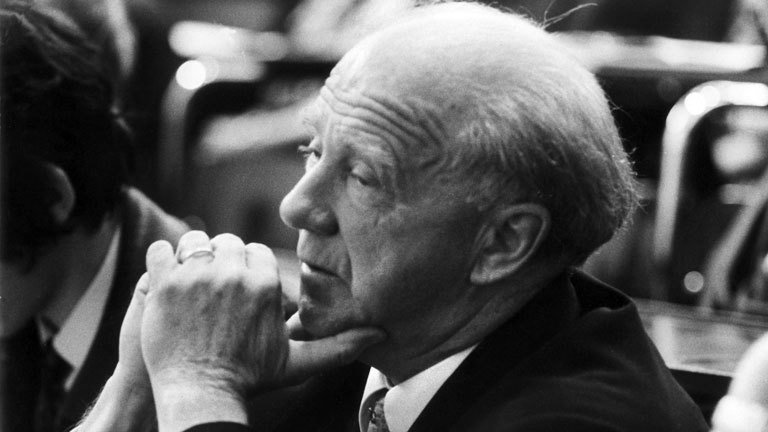 Prof. Dr. Werner Heisenberg entwickelte die Heisenbergsche Unschärferelation und erhielt 1932 den Nobelpreis für Physik. Aufnahme von 1968.