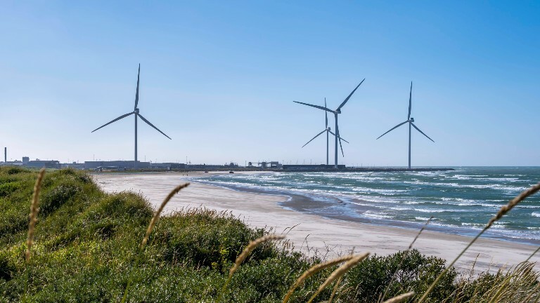 Windkrafträder am Meer in Hirtshals in Dänemark.