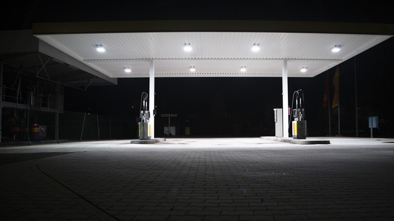 Erste Schätzungen gingen davon aus, dass Ghawar insgesamt Milliarden Barrel Öl enthält und etwa 60 Milliarden förderbar sind. Folgende Schätzungen über die förderbare Menge an Erdöl in Ghawar variierten zwischen 70 und Gigabarrel.